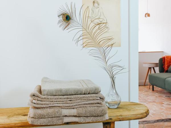 MAISON CISTUS - Maison d'hôtes de charme - Suites et gîte avec terrasses privées - Proche de Sarlat, au coeur de la Nature : photo 7 de la chambre chambre double ou lits jumeaux supérieure avec terrasse