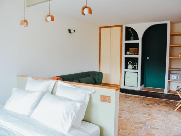 MAISON CISTUS - Maison d'hôtes de charme - Suites et gîte avec terrasses privées - Proche de Sarlat, au coeur de la Nature : photo 5 de la chambre chambre double ou lits jumeaux supérieure avec terrasse