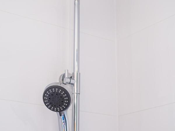 Füred Centrum Panzió : photo 2 de la chambre chambre lit queen-size - accessible aux personnes à mobilité réduite