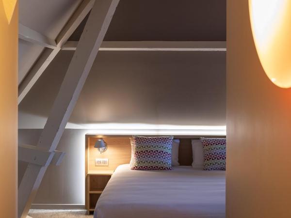 Campanile Caen Centre Gare : photo 2 de la chambre chambre familiale avec 1 lit king-size et 2 lits simples