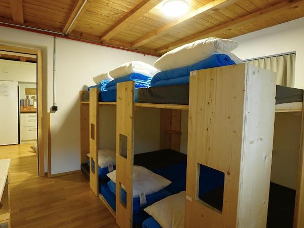 Naturfreunde Hostel Grindelwald : photo 3 de la chambre lit simple dans dortoir mixte avec salle de bains commune 