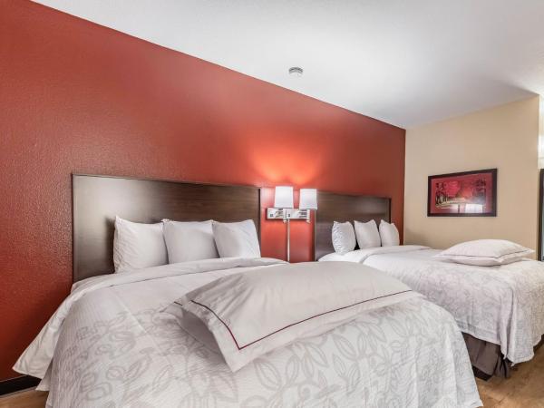 Red Roof Inn PLUS & Suites Houston - IAH Airport SW : photo 2 de la chambre premium room with two queen beds smoke free (upgraded bedding and snack box)