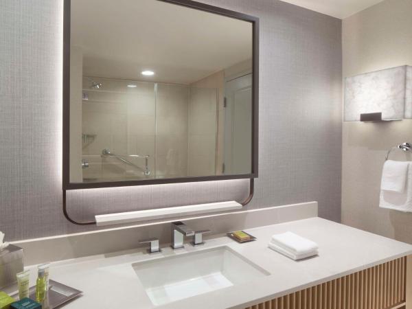 Hilton Anatole : photo 3 de la chambre jadewaters towers king room with sofa bed and city view