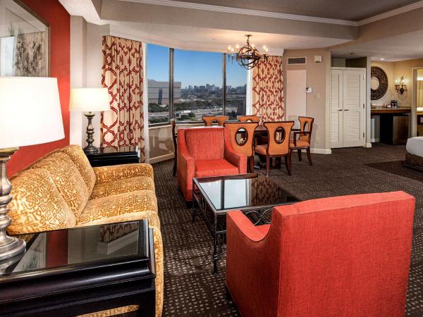 Hilton Anatole : photo 2 de la chambre atrium parlor room with murphy bed