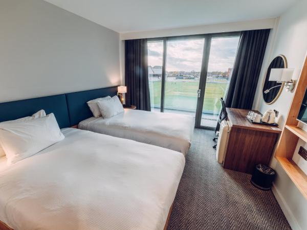 Hilton Garden Inn Manchester Emirates Old Trafford : photo 2 de la chambre chambre lits jumeaux - vue sur stade