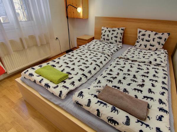 Pal's Hostel and Apartments : photo 5 de la chambre chambre double avec salle de bains privative