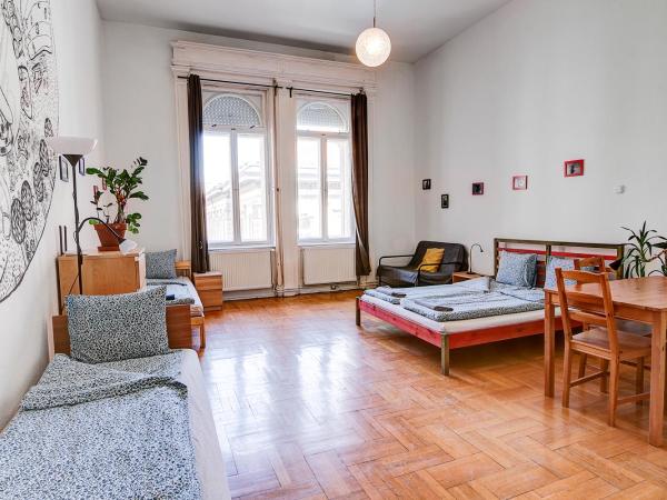 Pal's Hostel and Apartments : photo 2 de la chambre chambre quadruple standard