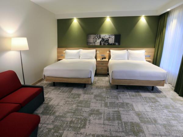 Hampton By Hilton Gdansk Old Town : photo 1 de la chambre chambre familiale avec 2 lits queen-size - vue sur ville