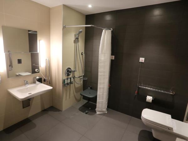 Hampton By Hilton Gdansk Old Town : photo 4 de la chambre chambre lit queen-size - pour personnes à mobilité réduite