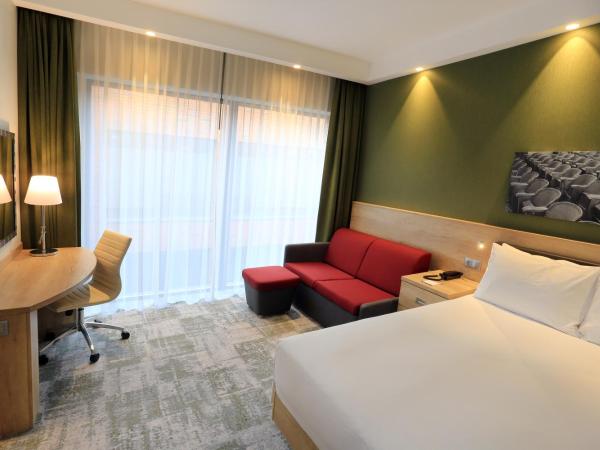Hampton By Hilton Gdansk Old Town : photo 1 de la chambre chambre lit queen-size avec canapé-lit