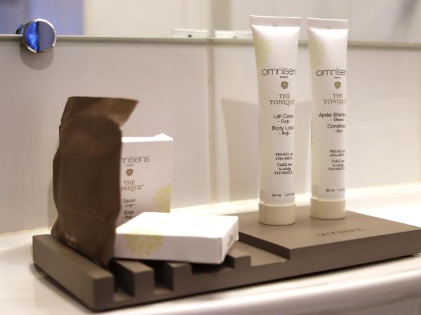 Hôtel Du Centre Annemasse : photo 1 de la chambre chambre double avec balcon