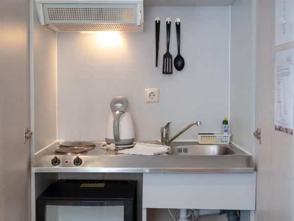 Stäffele City Appartements : photo 3 de la chambre chambre double avec salle de bains privative