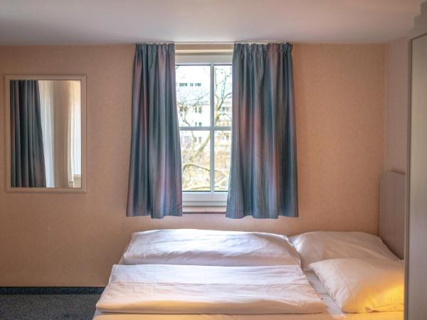 Stäffele City Appartements : photo 1 de la chambre chambre double avec salle de bains privative