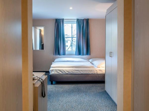 Stäffele City Appartements : photo 4 de la chambre chambre double avec salle de bains privative