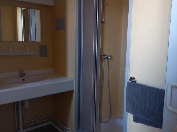 Hôtel Labat : photo 9 de la chambre chambre double avec salle de bains privative