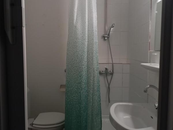 Htel Labat : photo 2 de la chambre chambre double avec salle de bains privative