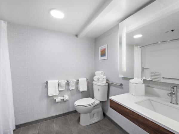 Hampton Inn Los Angeles Airport : photo 3 de la chambre chambre lit king-size avec baignoire - adaptée aux personnes à mobilité réduite