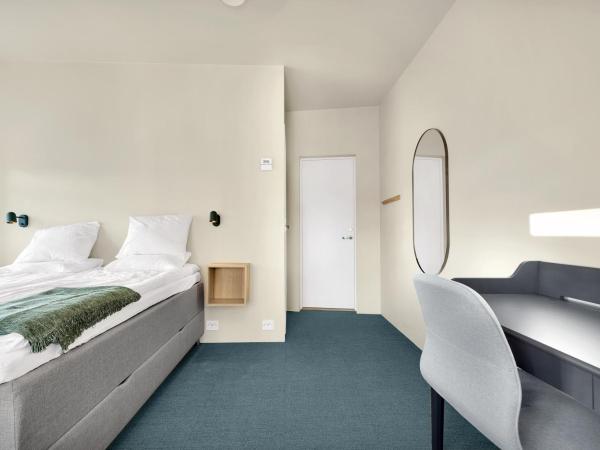 Central Guest House - Bedroom with en suite Bathroom : photo 3 de la chambre chambre double avec salle de bains privative