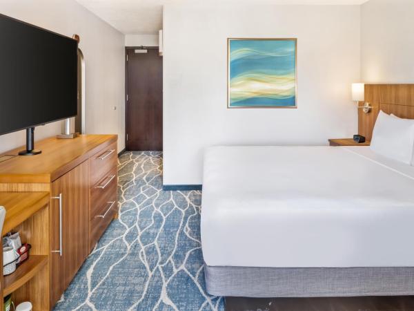 Hyatt Place Waikiki Beach : photo 5 de la chambre chambre lit king-size familiale avec canapé-lit - vue sur montagne