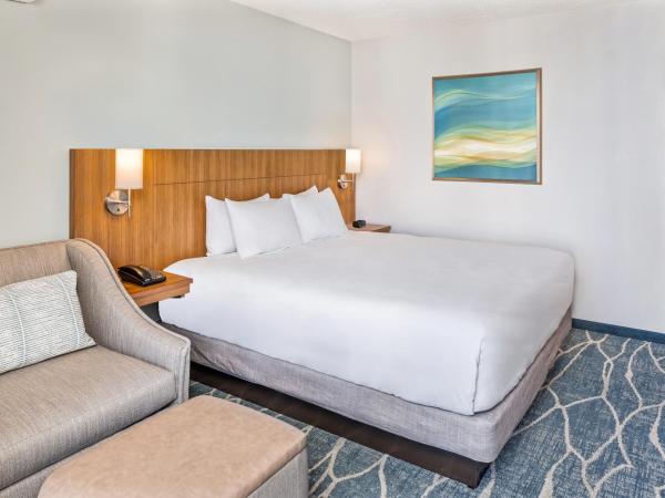 Hyatt Place Waikiki Beach : photo 8 de la chambre chambre lit king-size avec canapé-lit et vue sur la piscine