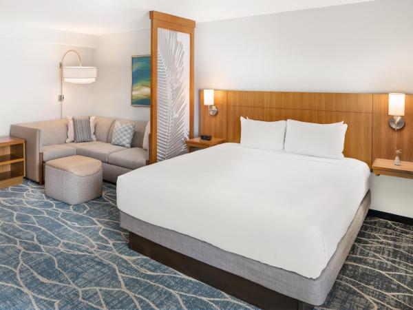 Hyatt Place Waikiki Beach : photo 9 de la chambre specialty king room with sofa bed and mountain view