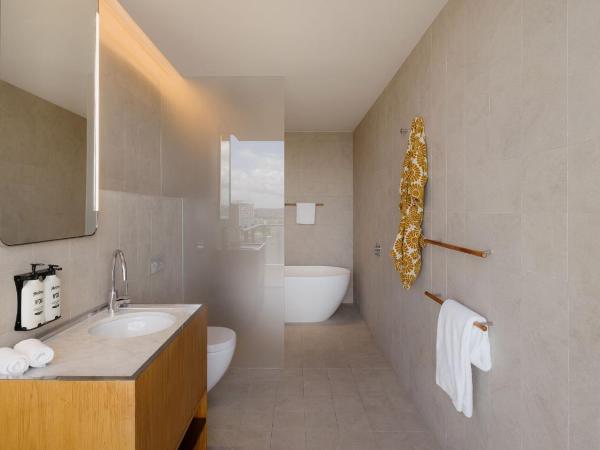 Hotel Indigo Sydney Potts Point, an IHG Hotel : photo 3 de la chambre king suite with balcony and harbour view - high floor