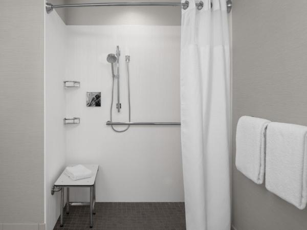 Courtyard by Marriott Phoenix West/Avondale : photo 1 de la chambre chambre lit king-size avec canapé-lit et douche accessible en fauteuil roulant - adaptée aux personnes à mobilité réduite et aux personnes malentendantes