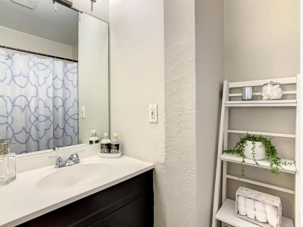 Charming Lakeview Retreat II : photo 9 de la chambre chambre double avec salle de bains privative