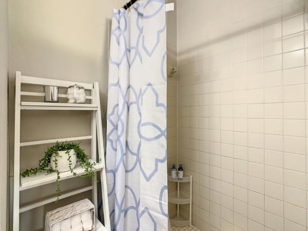 Charming Lakeview Retreat II : photo 8 de la chambre chambre double avec salle de bains privative