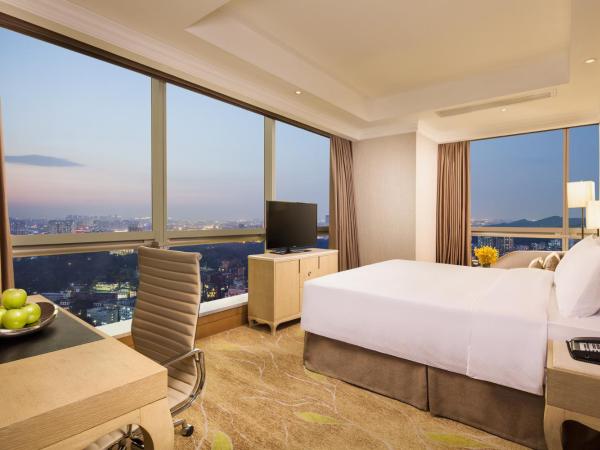 DoubleTree by Hilton Guangzhou-Free Shuttle Bus to Canton Fair Complex & Overseas Buyer Registration Services during Canton Fair Period : photo 4 de la chambre chambre de luxe lit king-size avec vue