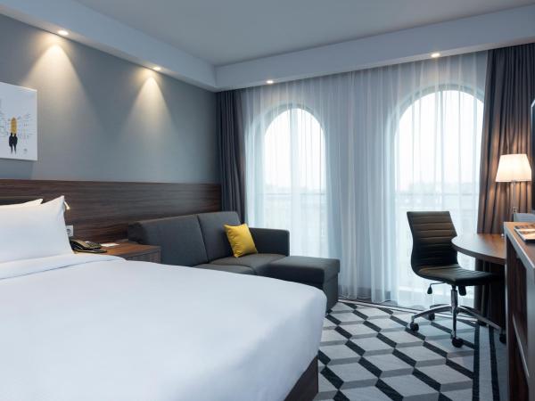 Hampton By Hilton Poznan Old Town : photo 1 de la chambre chambre lit queen-size - vue sur ville