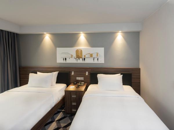 Hampton By Hilton Poznan Old Town : photo 4 de la chambre chambre lits jumeaux - vue sur ville