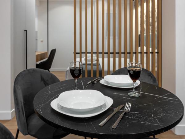 Kriel Suites by LIV Homes : photo 9 de la chambre chambre triple avec balcon