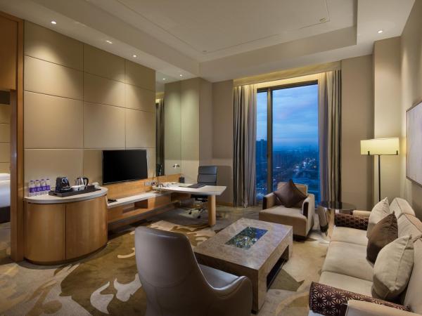 DoubleTree by Hilton Hangzhou East : photo 3 de la chambre suite lit king-size deluxe - accès au salon