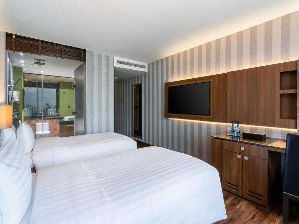 The Continent Hotel Sukhumvit - Asok BTS Bangkok by Compass Hospitality : photo 3 de la chambre chambre premier lits jumeaux - vue sur ville