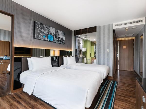 The Continent Hotel Sukhumvit - Asok BTS Bangkok by Compass Hospitality : photo 8 de la chambre chambre familiale - vue sur ville