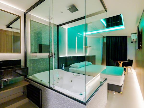 Drops Express Motel Curitiba : photo 2 de la chambre studio avec baignoire spa