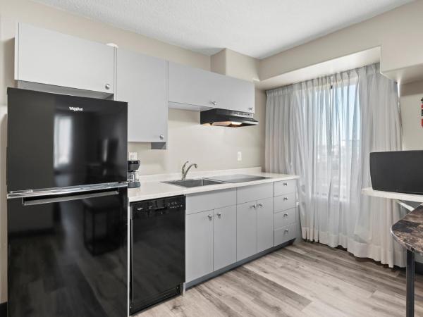 Travelodge Hotel by Wyndham Saskatoon : photo 1 de la chambre suite lit king-size avec kitchenette - non-fumeurs
