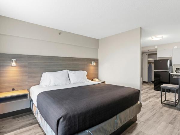 Travelodge Hotel by Wyndham Saskatoon : photo 2 de la chambre suite lit king-size avec kitchenette - non-fumeurs