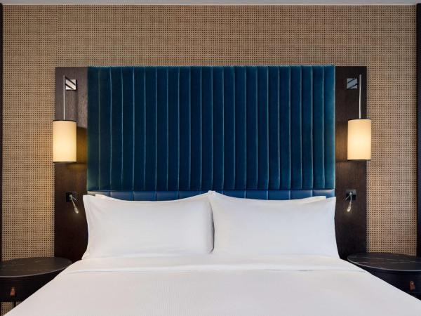Hilton Vienna Waterfront : photo 2 de la chambre chambre lit king-size côté eau