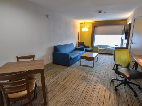 Holiday Inn Express & Suites - Indianapolis Northwest, an IHG Hotel : photo 5 de la chambre suite lit king-size avec baignoire accessible aux personnes à mobilité réduite