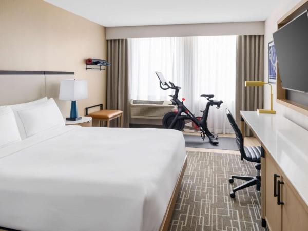 DoubleTree by Hilton Charlotte City Center : photo 1 de la chambre chambre lit king-size avec vélo peloton