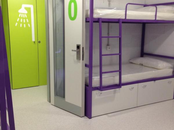 Scout Madrid Hostel : photo 2 de la chambre lit dans dortoir mixte de 8 lits avec salle de bains commune