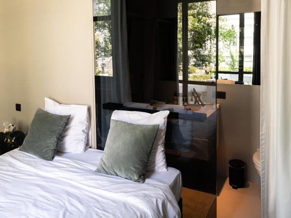 Museum Suites : photo 1 de la chambre chambre lit queen-size avec balcon