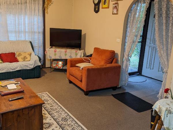 #BIDWILL GARDENS ON MIDDLETON# Private Room King Size Bed OR Open Lounge Room Floor Mattress SHARED Bathroom FREE Kitchen Essentials Fast NBN WIFI HDTV KAYO Sports Youtube FREE Laundry Facilities Transportation and Meal Services Available On Request : photo 6 de la chambre chambre familiale avec salle de bains commune