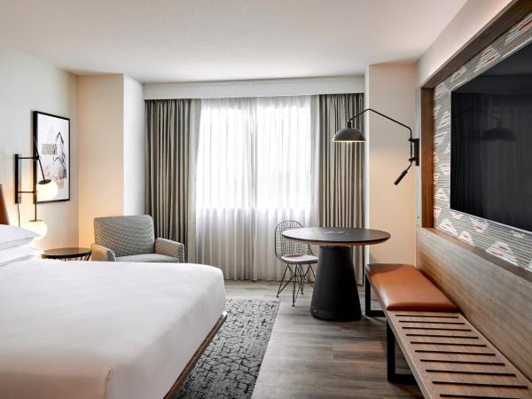 Sheraton Phoenix Downtown : photo 5 de la chambre traditional room, guest room, 1 king, city view, low floor