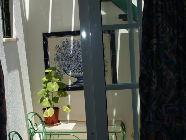 VilaBranca : photo 1 de la chambre chambre triple avec balcon - vue arrière