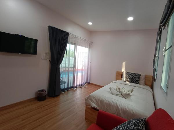 อัญมัน ลันตา Anyaman Lanta : photo 1 de la chambre suite lit queen-size - vue sur piscine