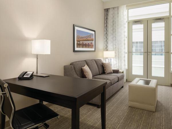 Embassy Suites Louisville Downtown : photo 4 de la chambre suite with two queen beds and roll-in shower - mobility and hearing access