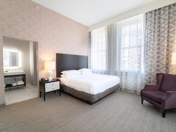 Embassy Suites Louisville Downtown : photo 5 de la chambre suite lit king-size - adaptée aux personnes malentendantes